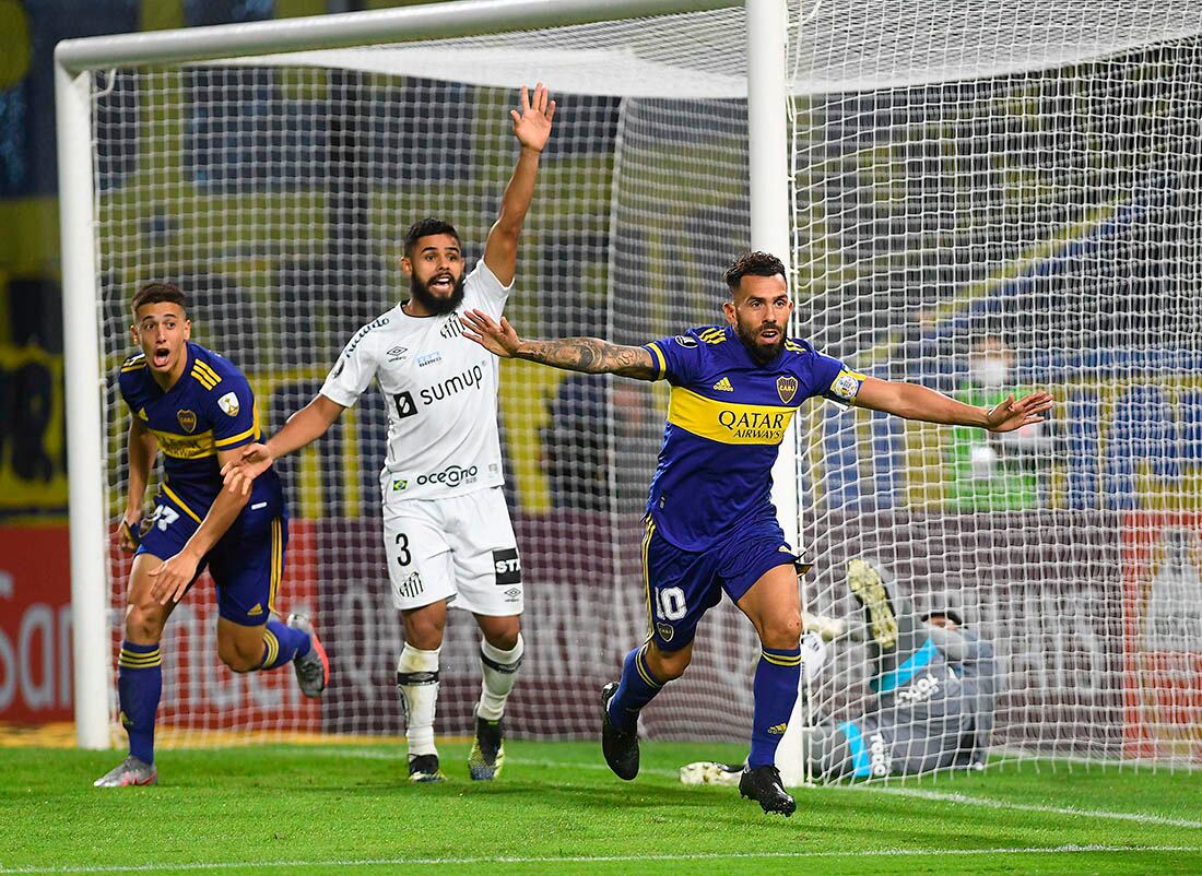 Carlos Tevez festeja el primer gol de Boca Juniors ante  Santos, de Brasil, por la segunda fecha del Grupo C de la Copa Libertadores.