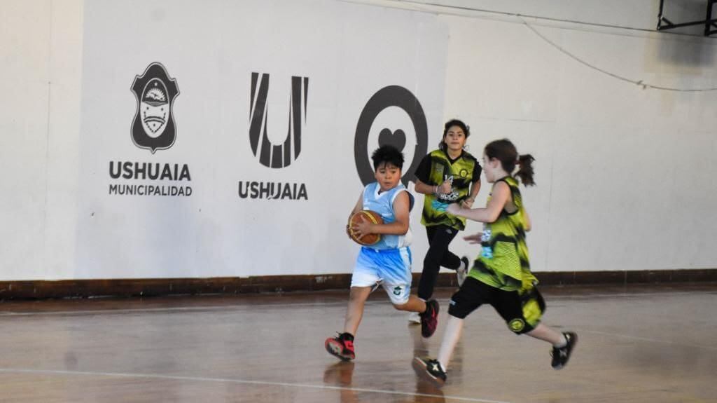 La Liga Municipal de Mini Básquet, en la que participan niños y niñas de 6 a 12 años.