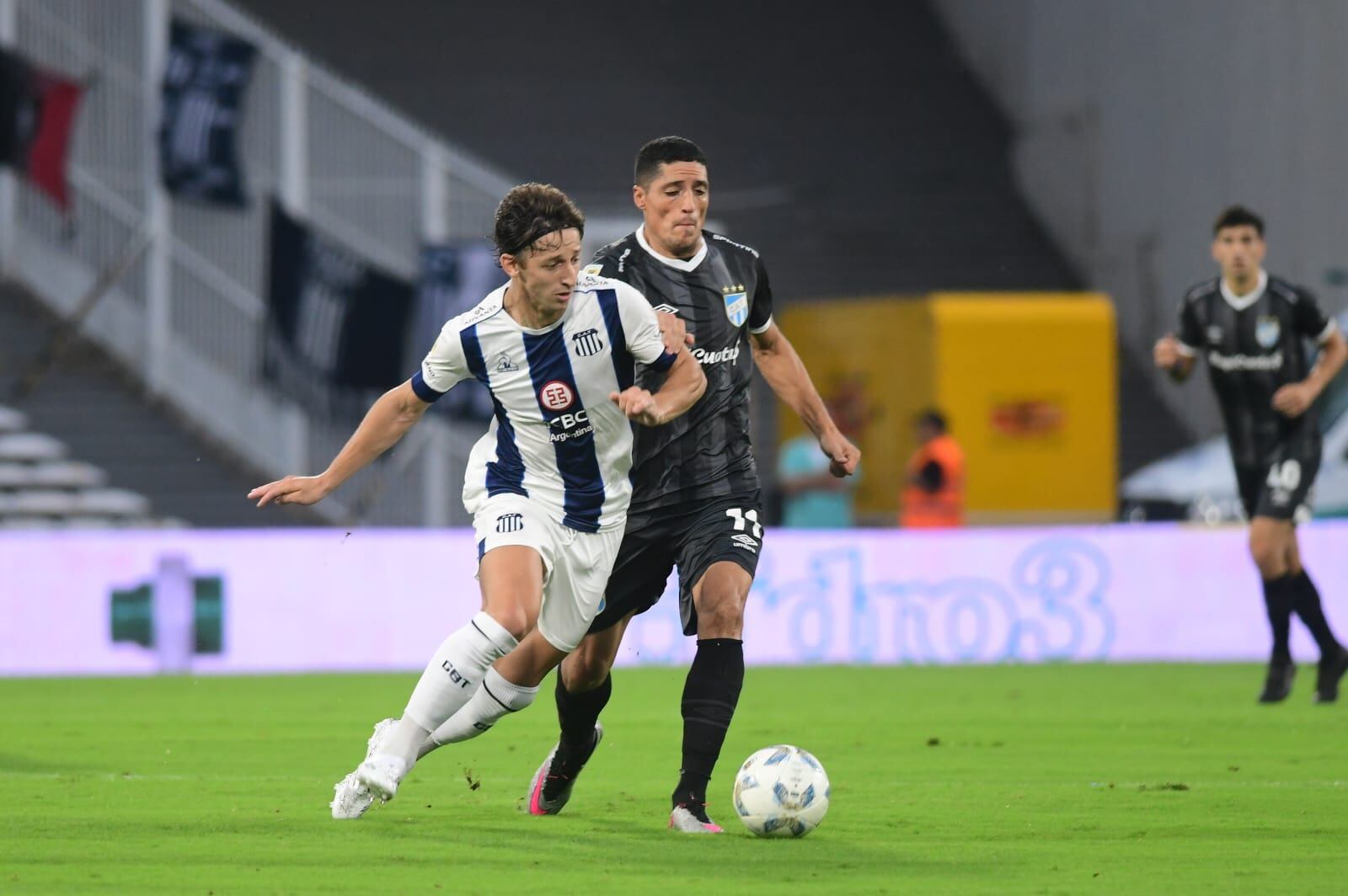 Matías Galarza en el partido de Talleres ante Atlético Tucumán por a Copa de la Liga Profesional en el estadio Mario Alberto Kempes. (La Voz)