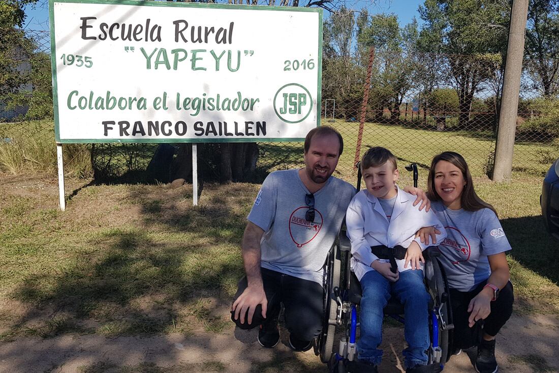 Valentino Cepeda junto a sus padres. 