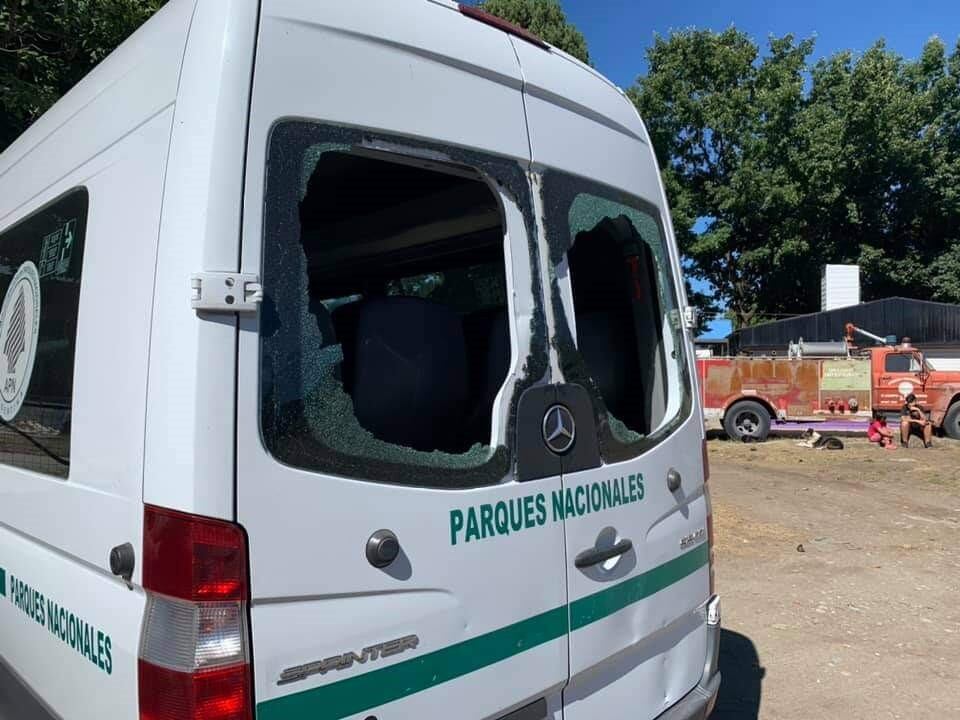 El vehículo fue apedreado y golpeado por manifestantes en contra de la minería y a favor de la naturaleza.   (Clarín)