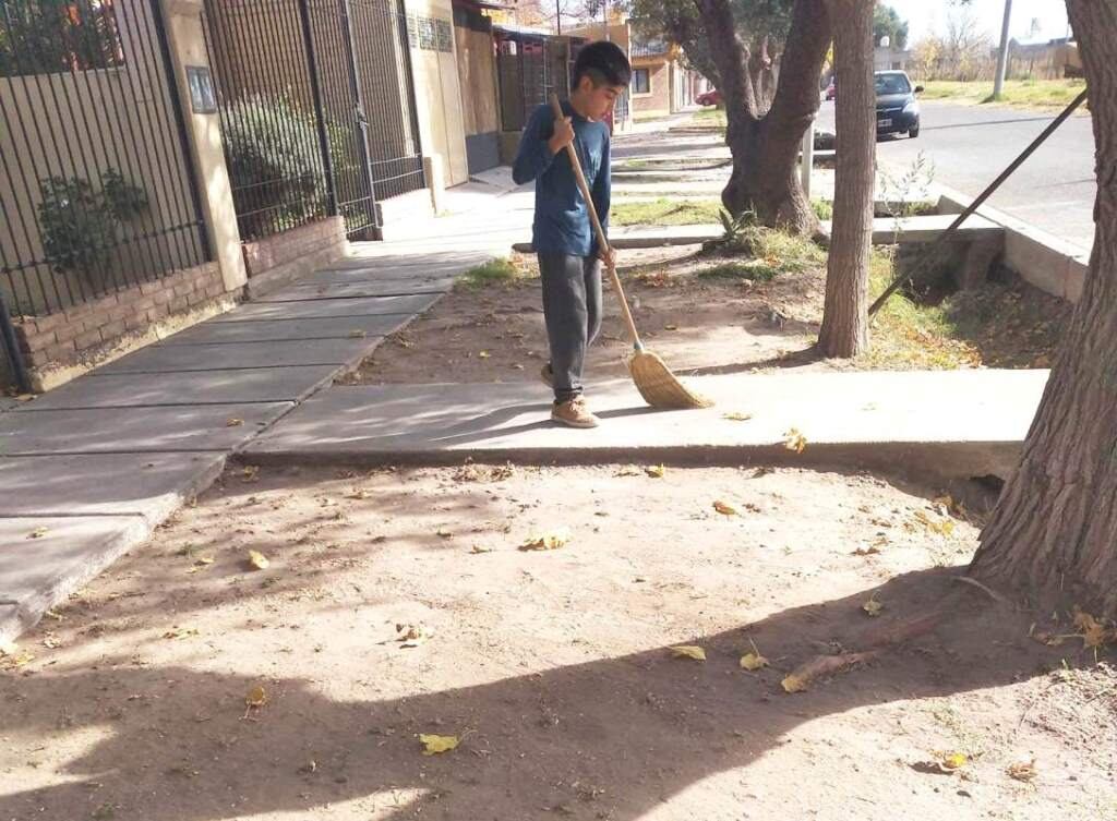 La historia de Ulises, el niño barrendero de San Rafael, se volvió viral.