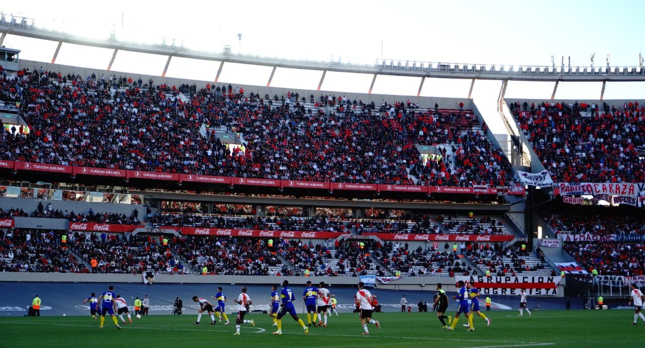 En el Monumental hubo más hinchas de los permitidos.