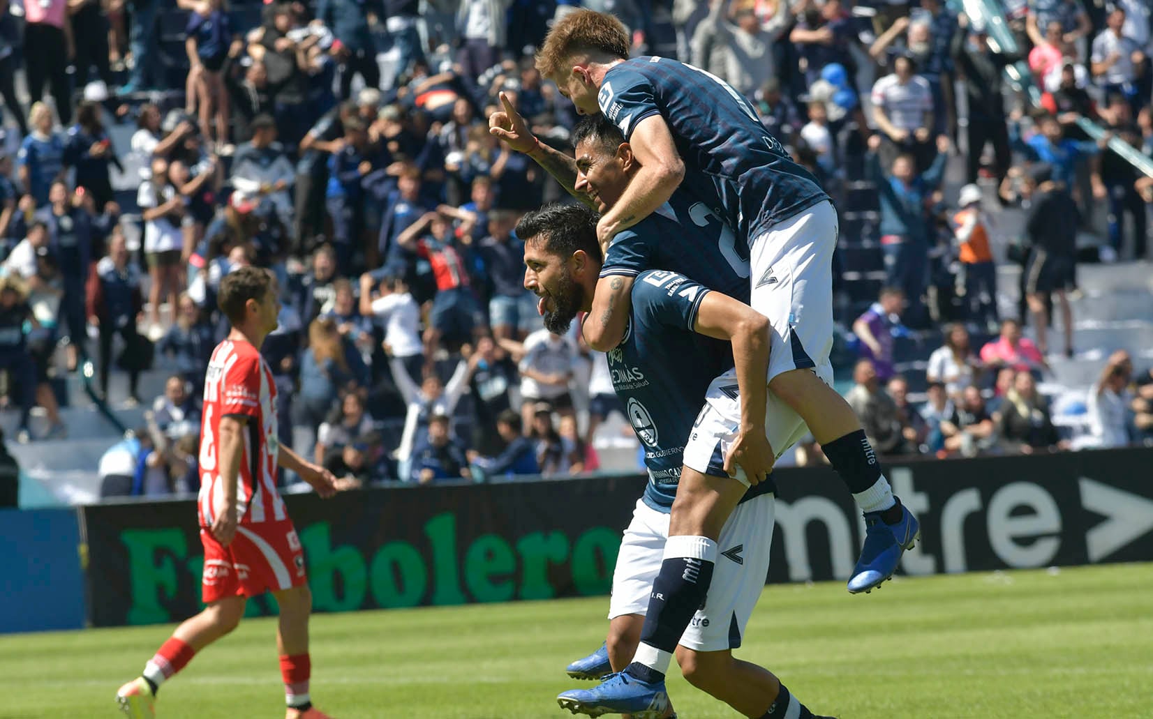 Independiente Rivadavia derrotó 2 a 1 Instituto de Córdoba y se subió a la pelea por los primeros puestos en la Zona B de la Primera Nacional.
Foto: Orlando Pelichotti