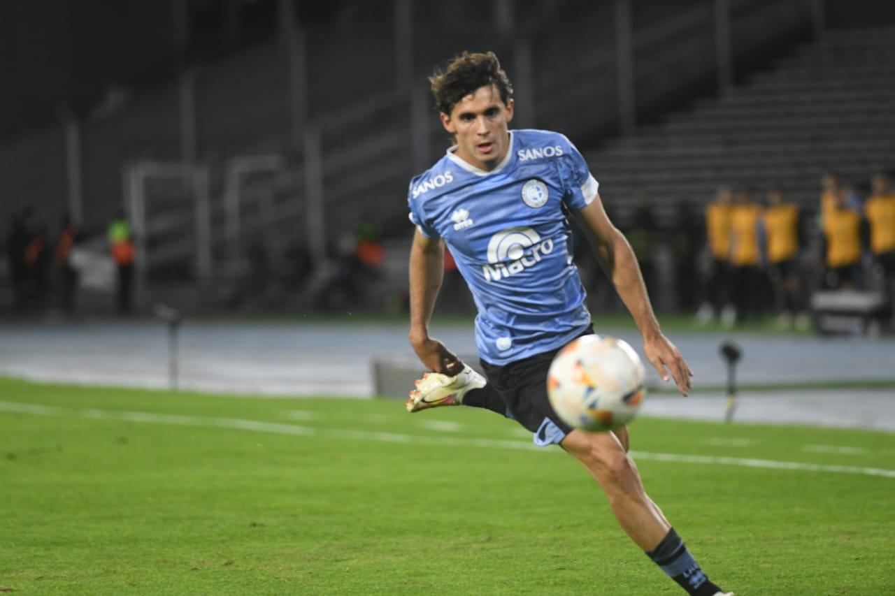 Juan Velázquez metió un golazo en su primer partido como titular y le dio la victoria a Belgrano sobre Tomayapo, por Sudamericana. (Javier Ferreyra / La Voz)