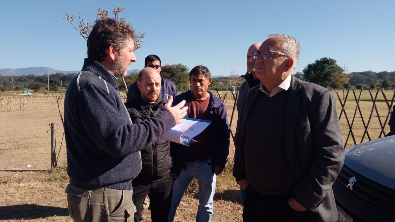 El ingeniero Marcelo Nieder (izq.) y el intendente Julio Bravo dieron inicio al proceso para instalar una planta fotovoltaica en el complejo deportivo ”Portal de las Yungas” de San Pedro de Jujuy.