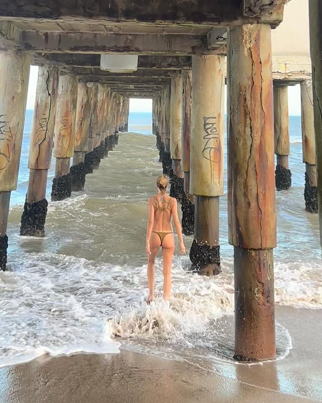 Julieta prandi deslumbró al posar desde la playa.