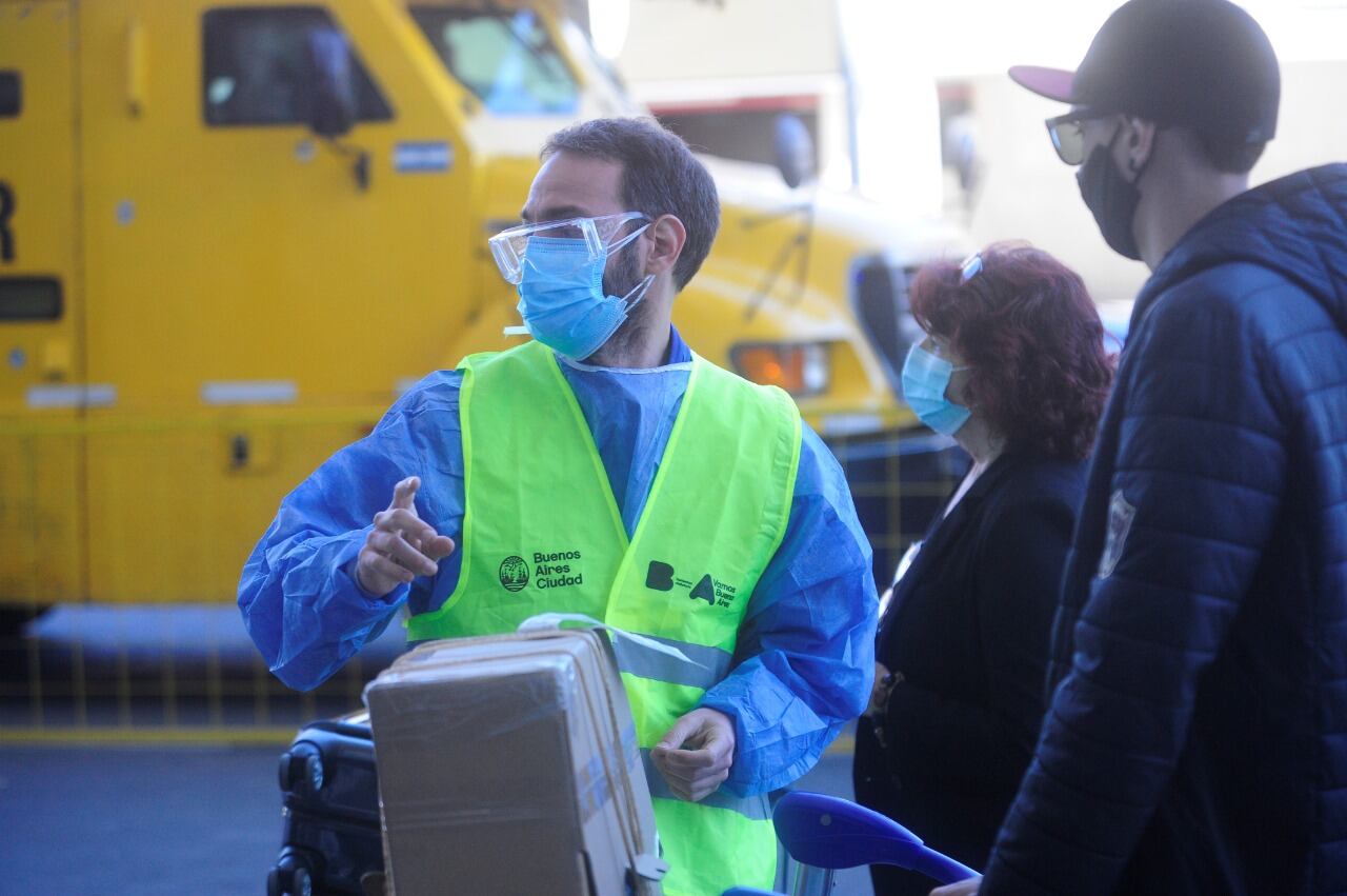 Pasajeros del último vuelo autorizado procedente del Reino Unido arriban al aeropuerto internacional de Ezeiza. (Clarín)