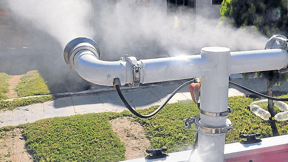 Campaña. Los operativos de fumigación y descacharrado ayudan  a alejar a los mosquitos de los lugares donde proliferan.