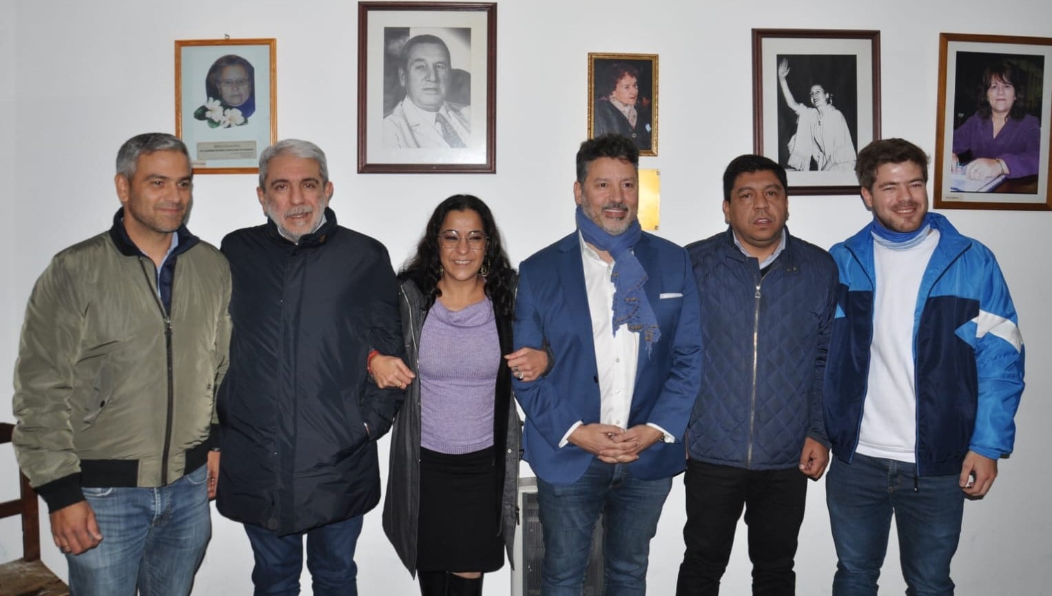 La diputada nacional y precandidata a senadora nacional por Unión por la Patria Carolina Moisés, posando con los interventores Aníbal Fernández y Gustavo Menéndez.