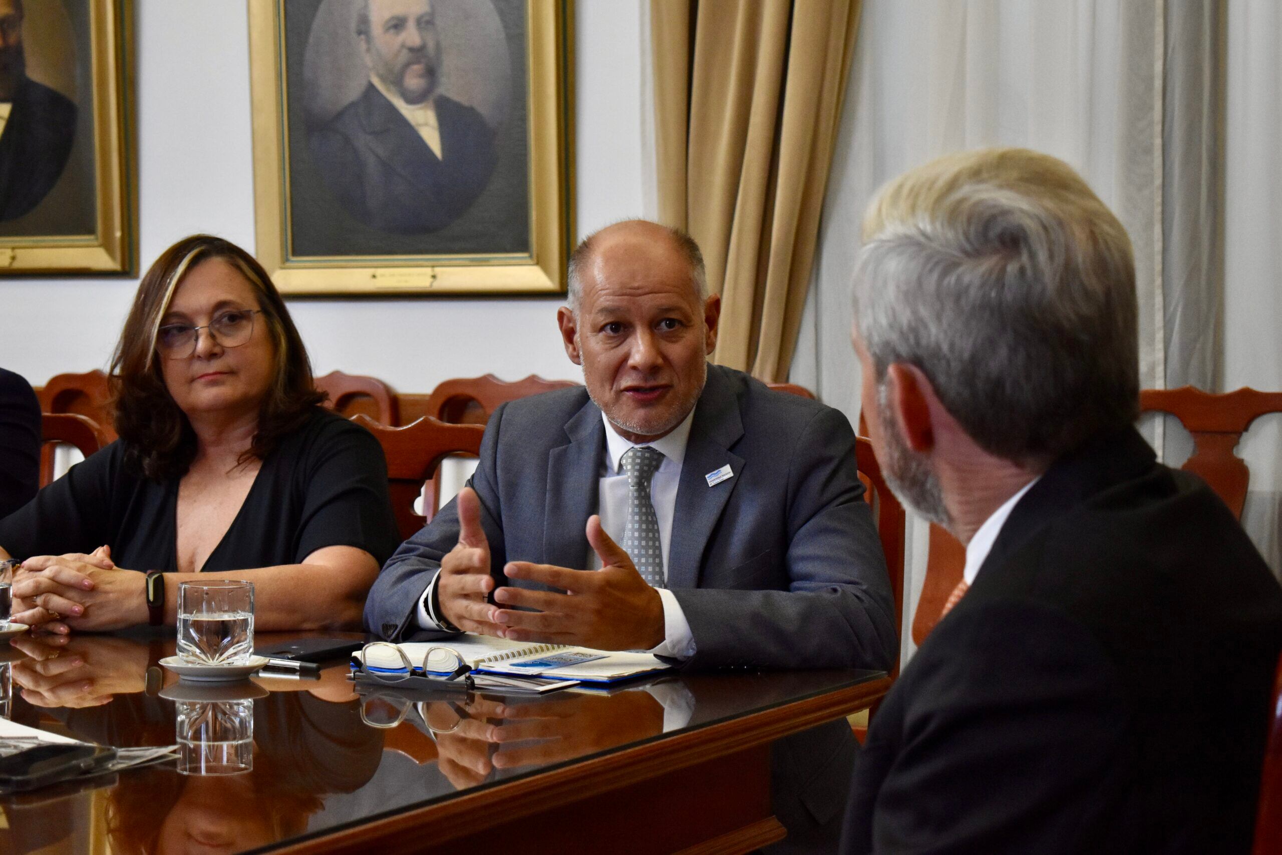 En la reunión se planteó el tema de la suspensión de obras en la UNER por el desfinanciamiento nacional.