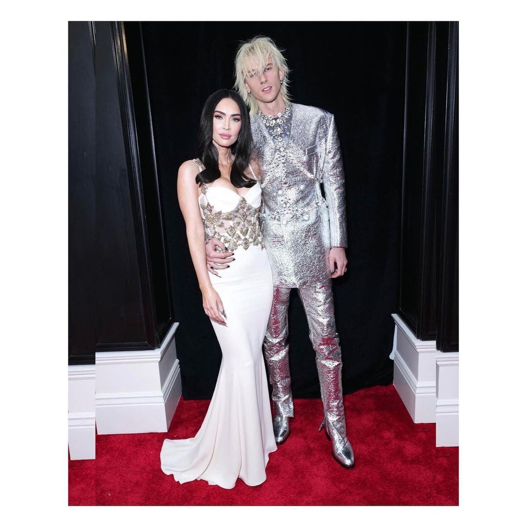 Megan Fox y Machine Gun Kelly en la noche de los Grammy