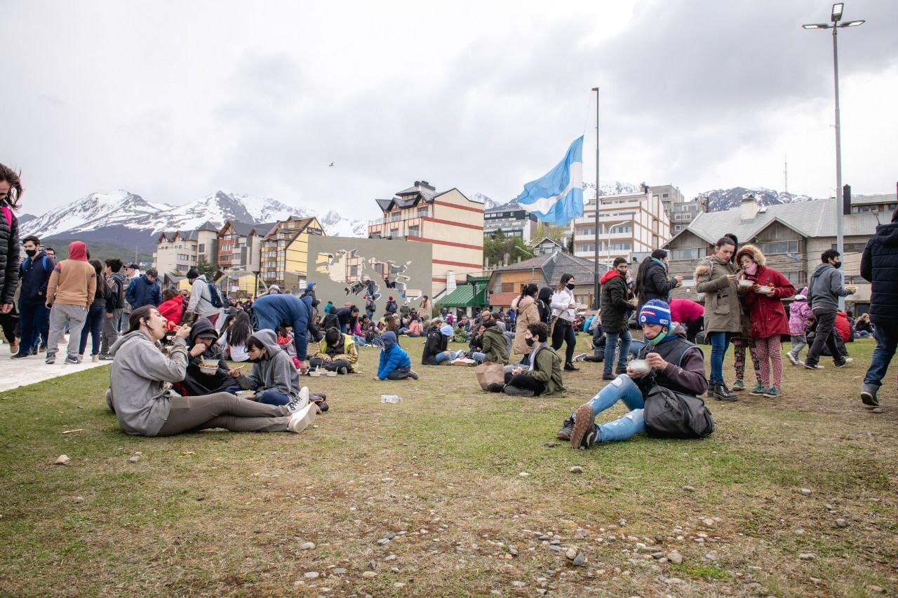 Ls festejos centrales de Ushuaia incluyeron la gran paella popular de la que miles de vecinos y vecinas disfrutaron luego del tradicional desfile con participación record de instituciones y organizaciones.