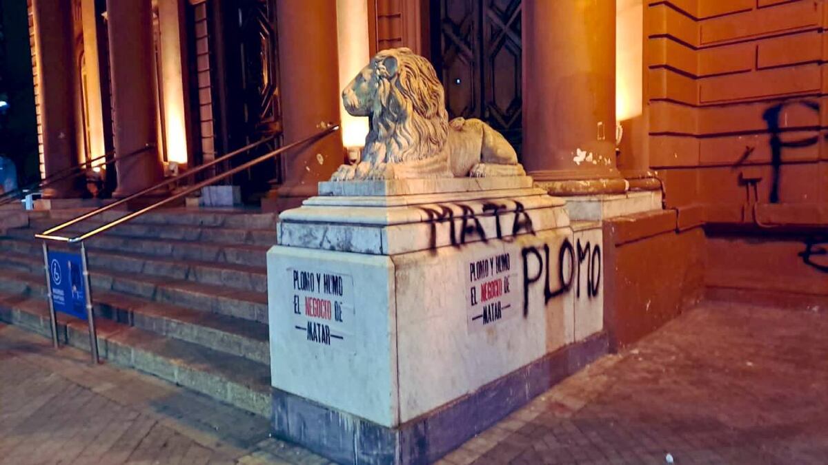 Pintadas por el humo en Rosario: “Es una muestra de impunidad”