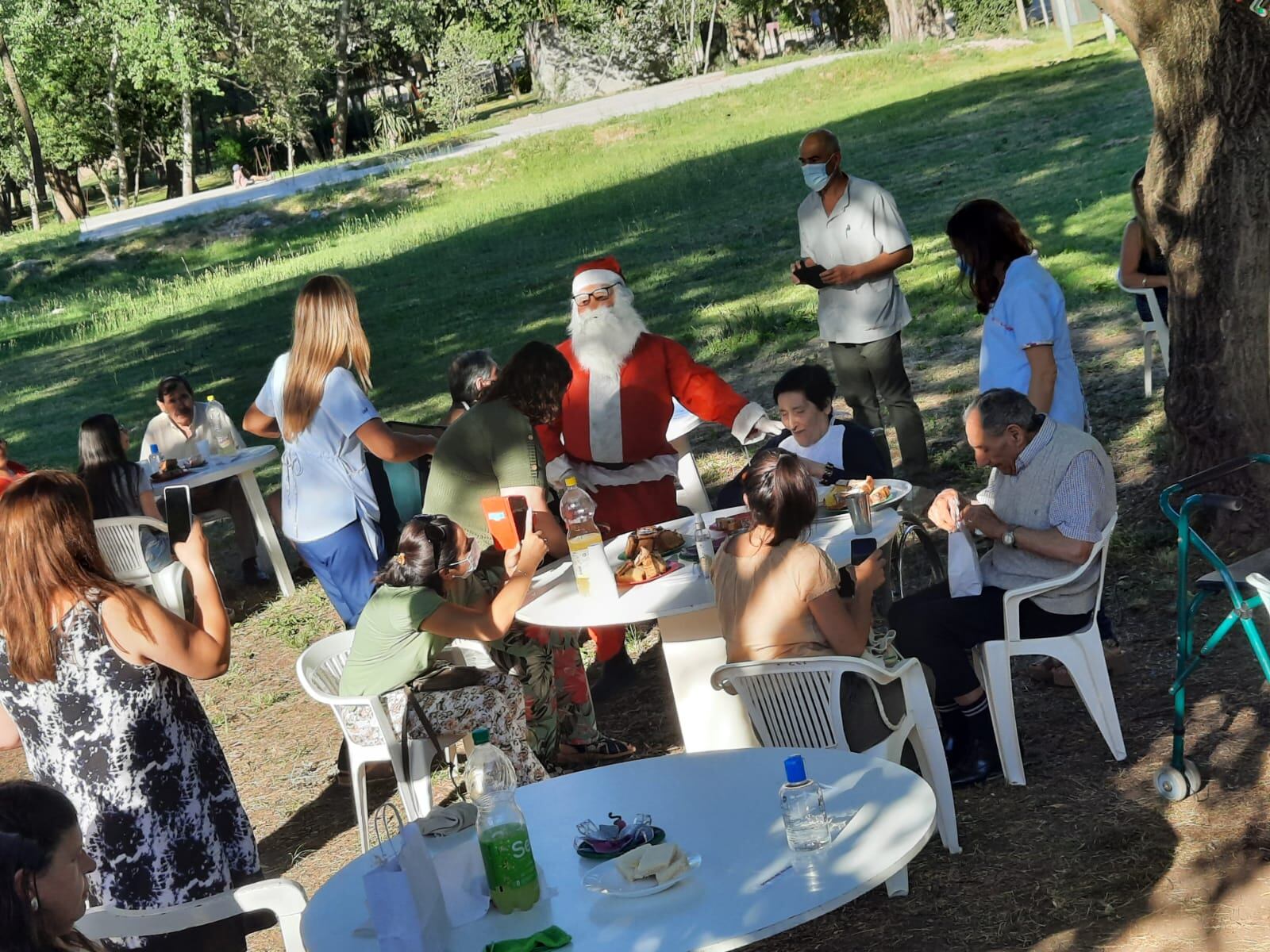 Brindis de fin de año en la residencia del Geriátrico Municipal de Tres Arroyos