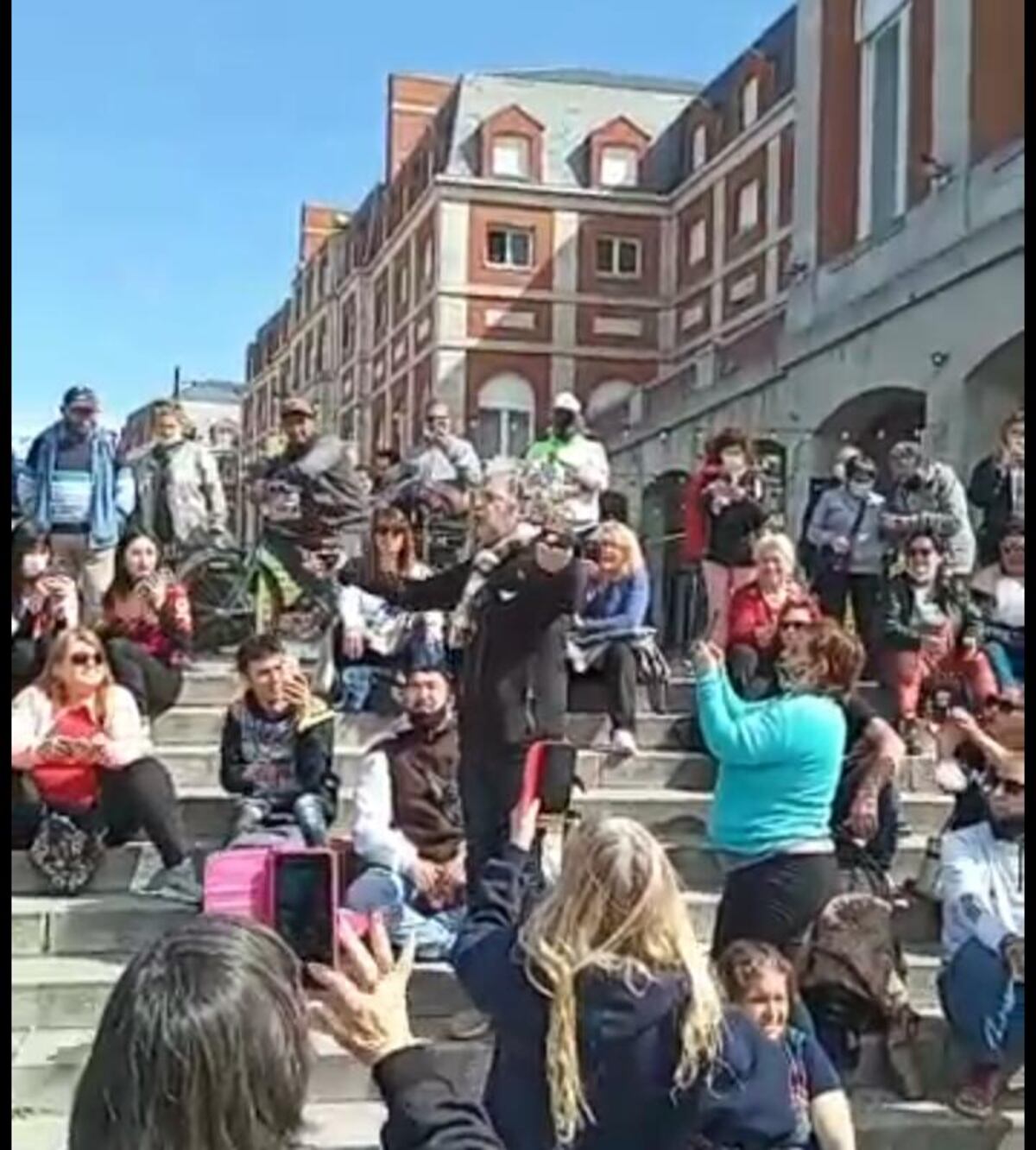 Video: Juanse sorprendió a marplatenses y turistas con un mini show en la Rambla
