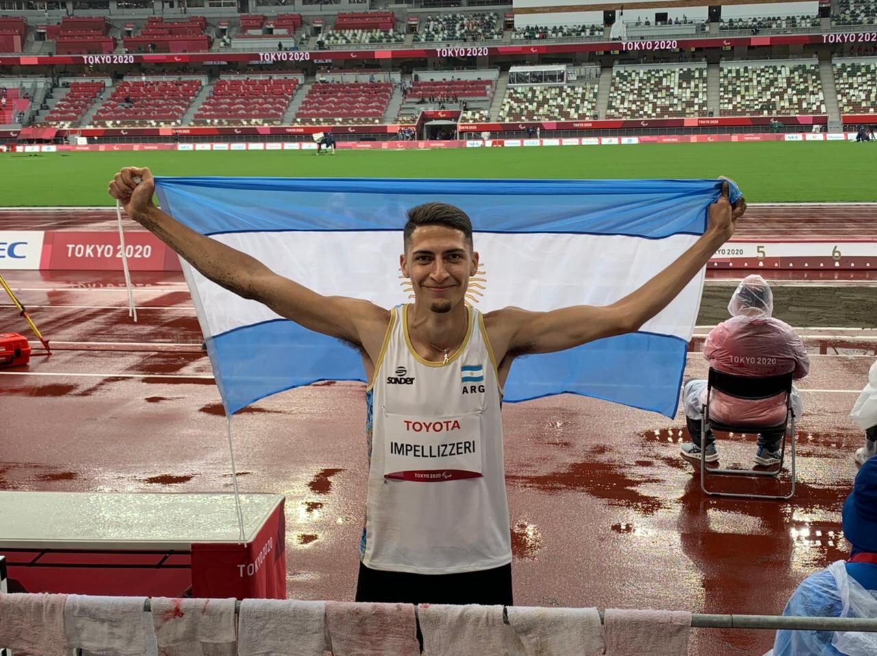 Brian festejó con la bandera argentina luego de quebrar su récord personal en Japón.