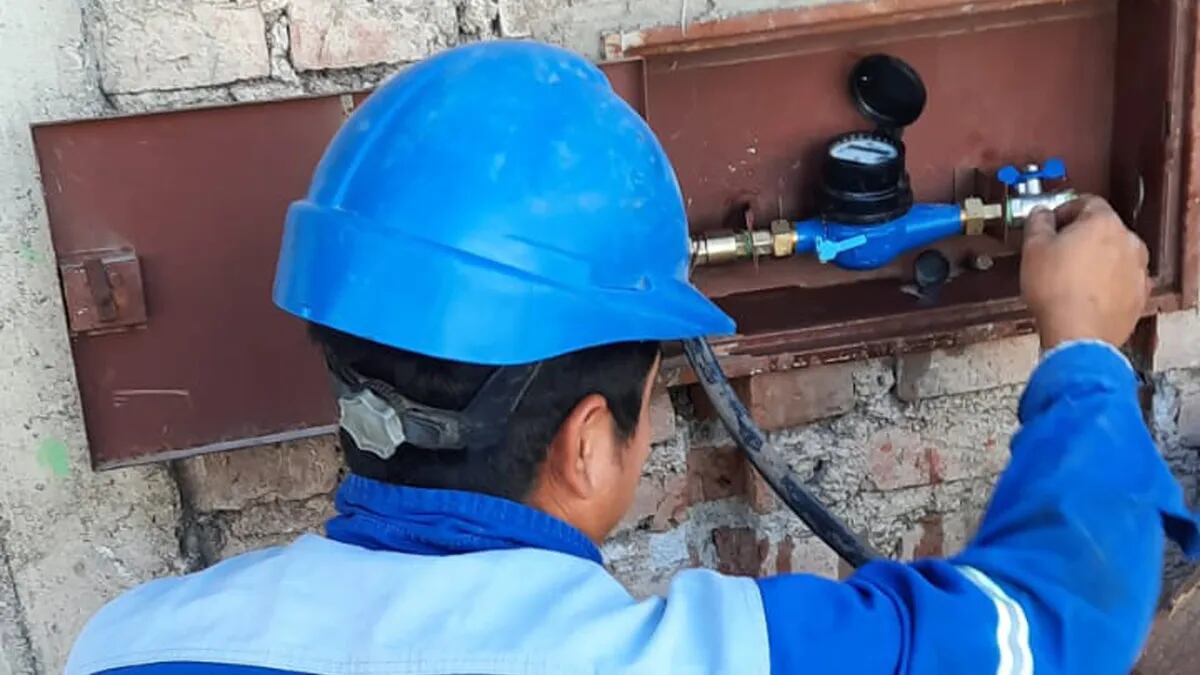 Novedoso medidor de agua con cuerpo de plástico desalienta los robos, en Jujuy