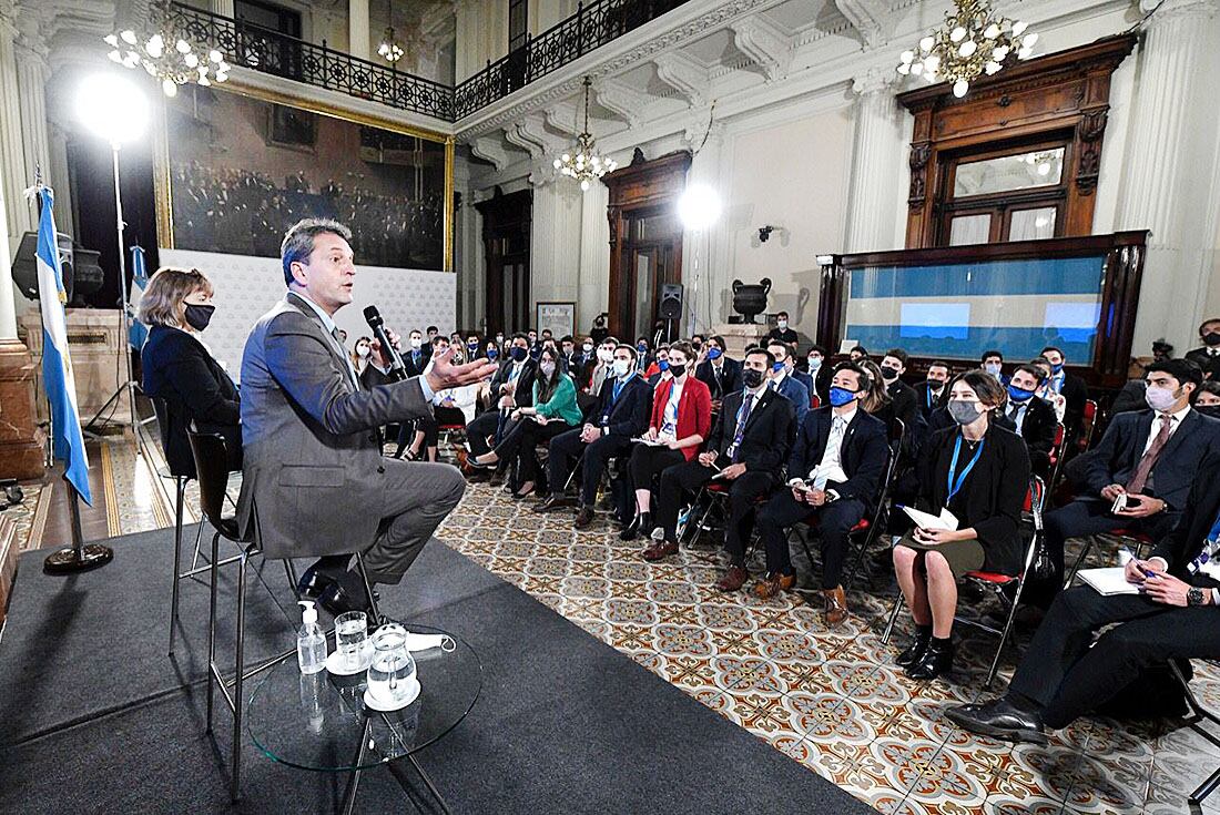 Massa recibe a 90 jóvenes estudiantes y profesionales de todo el país. / Honorable Cámara de Diputados