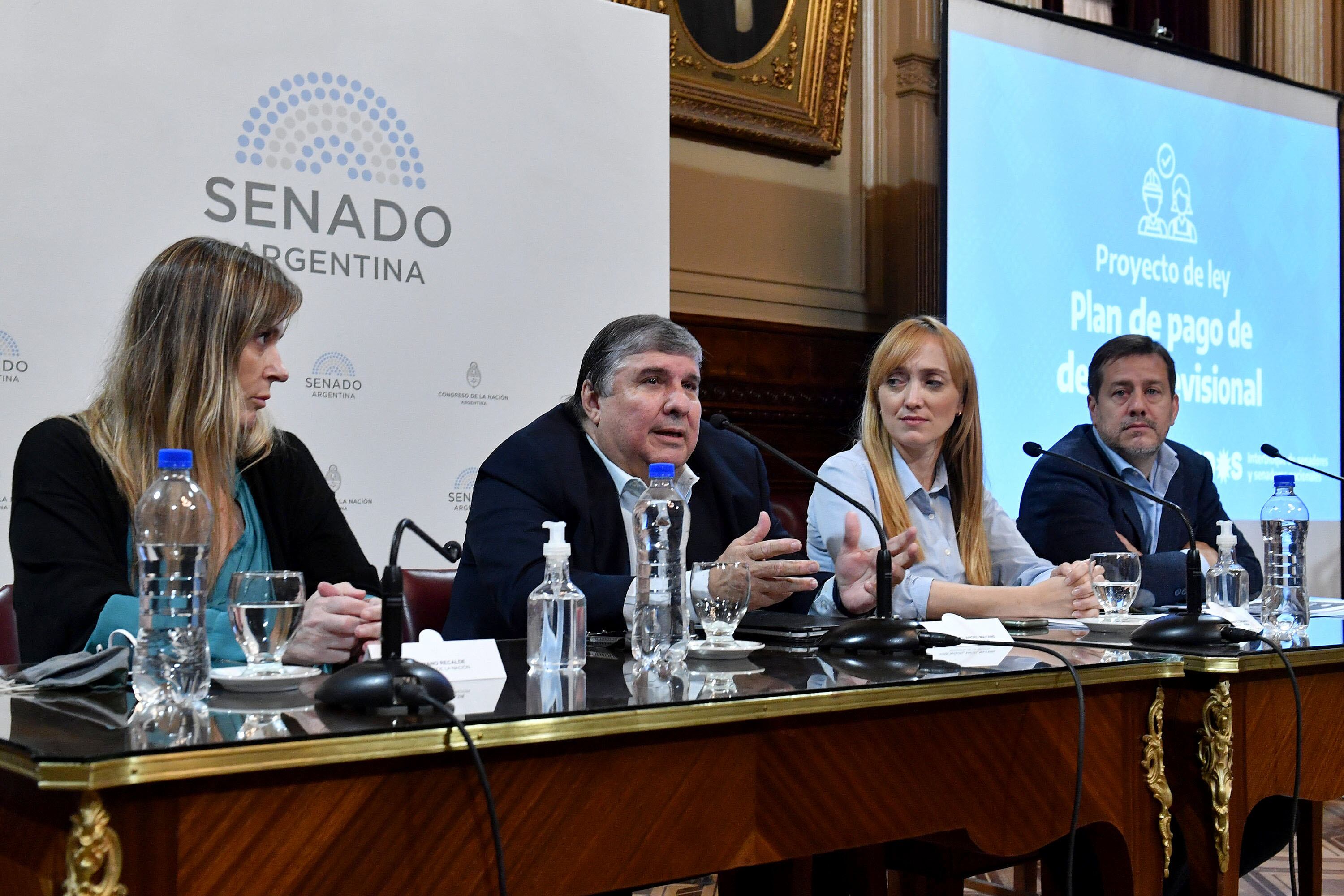 Conferencia de prensa del interbloque del Frente de Todos (FDT)  en la que presentó el Proyecto de Ley Pago Previsional, en el salón Illia del Senado de la Nación.