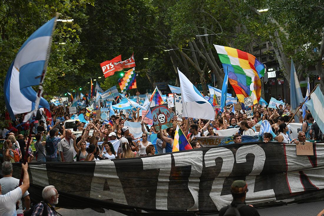 Banderazo agua mineria
En Peatonal Sarmiento y Av. San Martin de Ciudad miles de mendocinos se reunieron para realizar un banderazo contra la minería para que se derogue la Ley 9209, que modifica la norma 7722