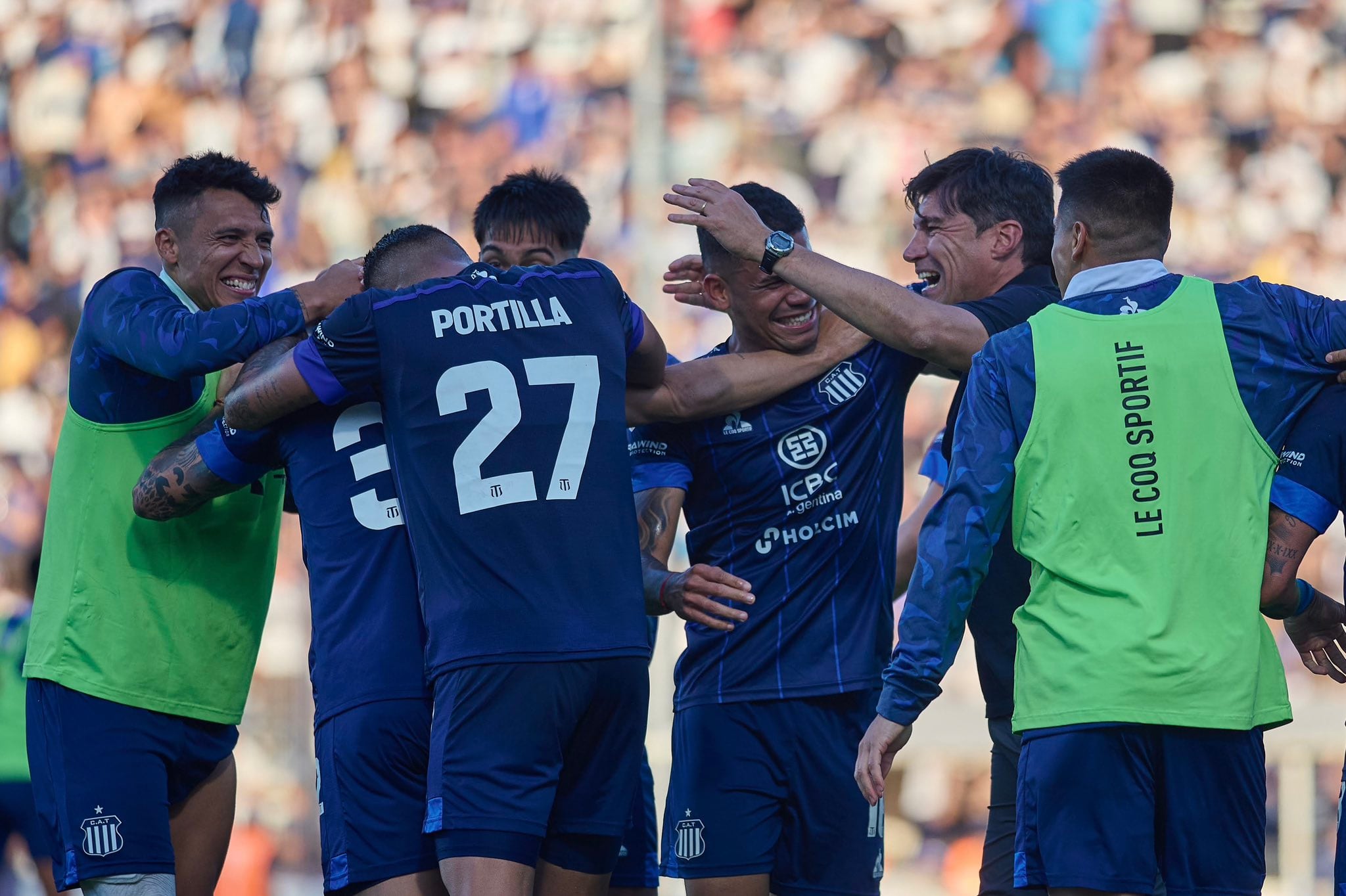 Talleres le ganó 1-0 a Gimnasia en La Plata. Y el DT Medina estuvo en los festejos. (Prensa Talleres)