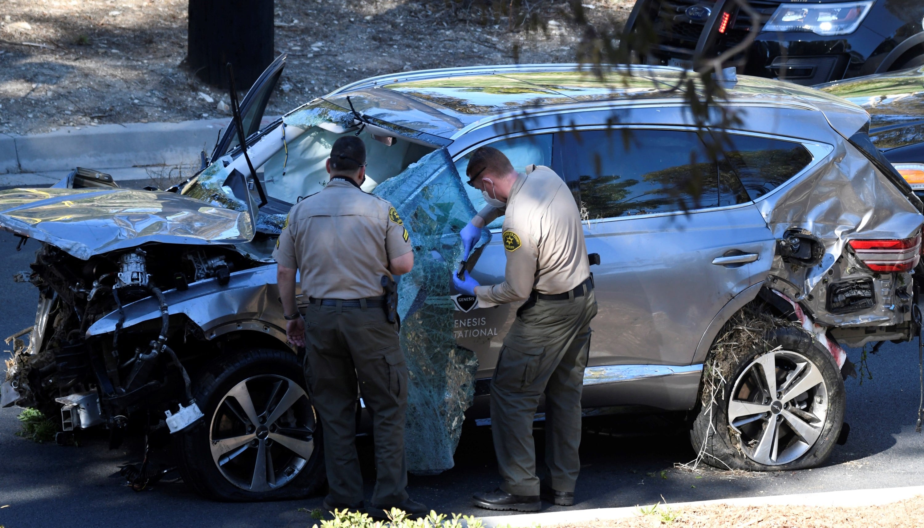 La policía inspecciona el auto dañado del golfista Tiger Woods después de que protagonizara un vuelco.