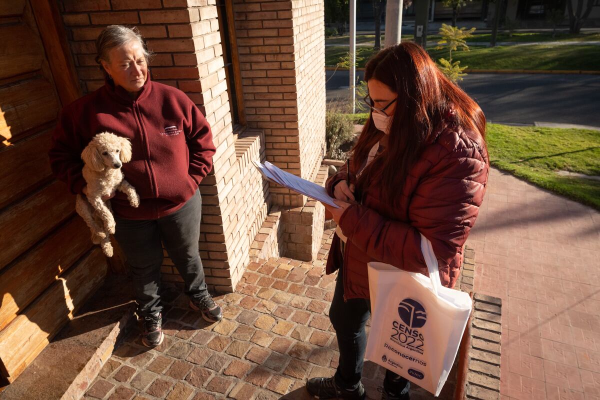 Censo 2022
Empezó puntual a las 8 el operativo del censo 2022, que se realiza tras dos años de demora por la pandemia. Para asegurar el relevamiento y que las personas estén en sus hogares para recibir a los censistas, este miércoles 18 de mayo es considerado feriado.
Censista Karina Arena tomando datos a Patricia Gisasola

Foto: Ignacio Blanco / Los Andes 