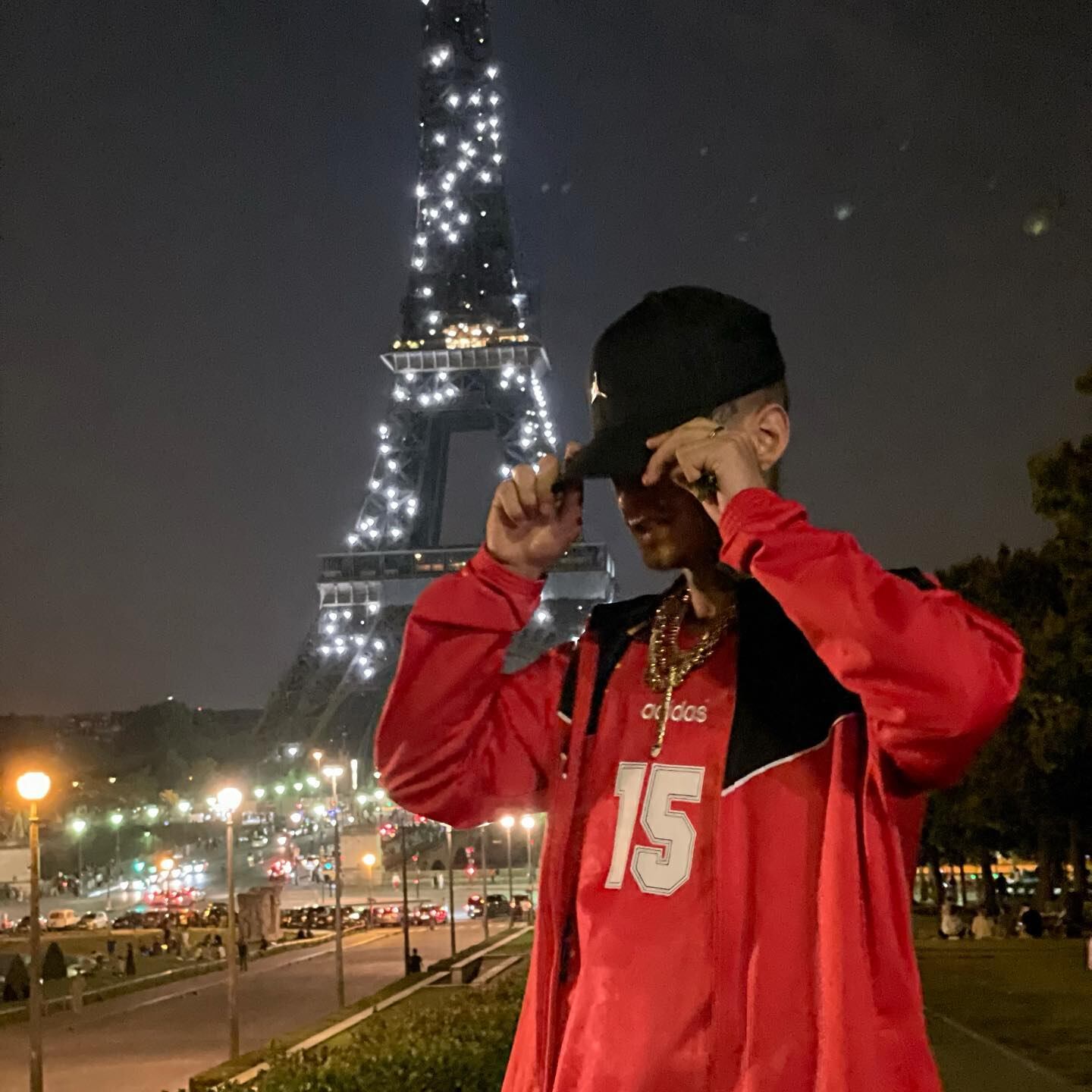 L-Gante se presentó en Francia y posó junto a la Torre Eiffel de París