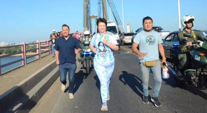 Gloria Romero es escoltada por gendarmería.