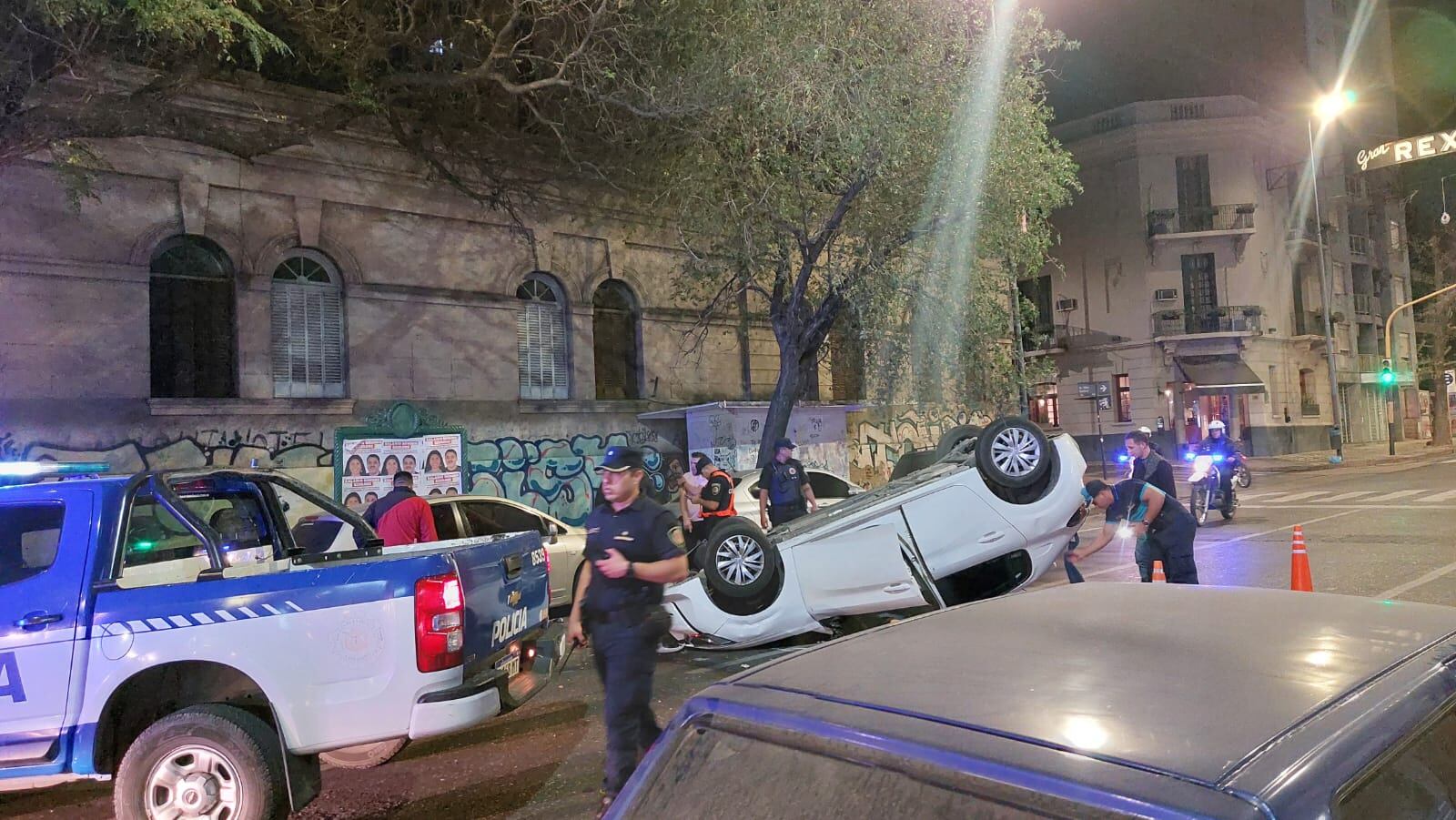 Vuelco frente a la UTA. (Policía)