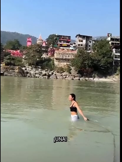 La polémica de Sofía "Jujuy" Jiménez al zambullirse en el Río Ganges