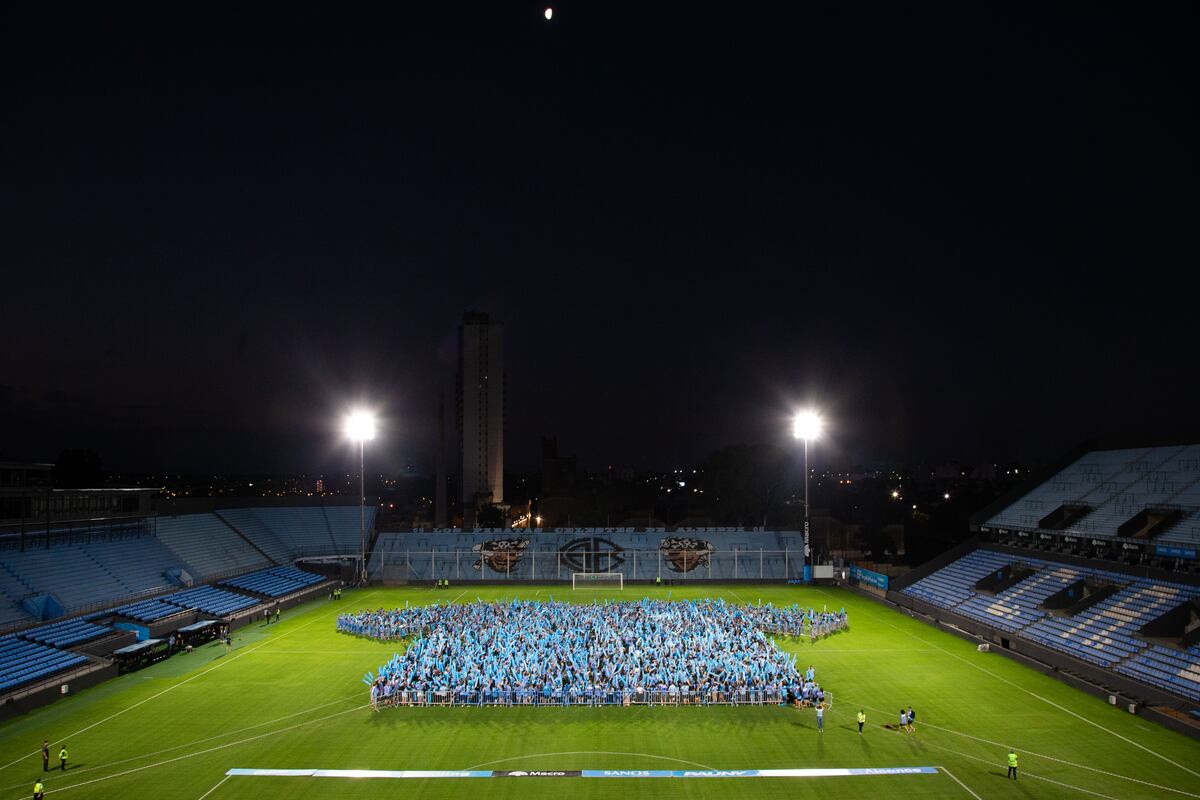 En fotos y videos: Belgrano y la camiseta más grande del mundo, ¿entró al récords Guinness?