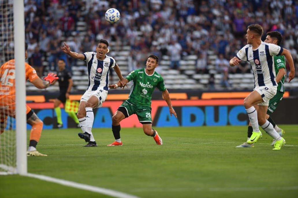 Talleres y Sarmiento, en el Kempes, en duelo por la fecha 23 de la Liga Profesional. (Facundo Luque / La Voz)