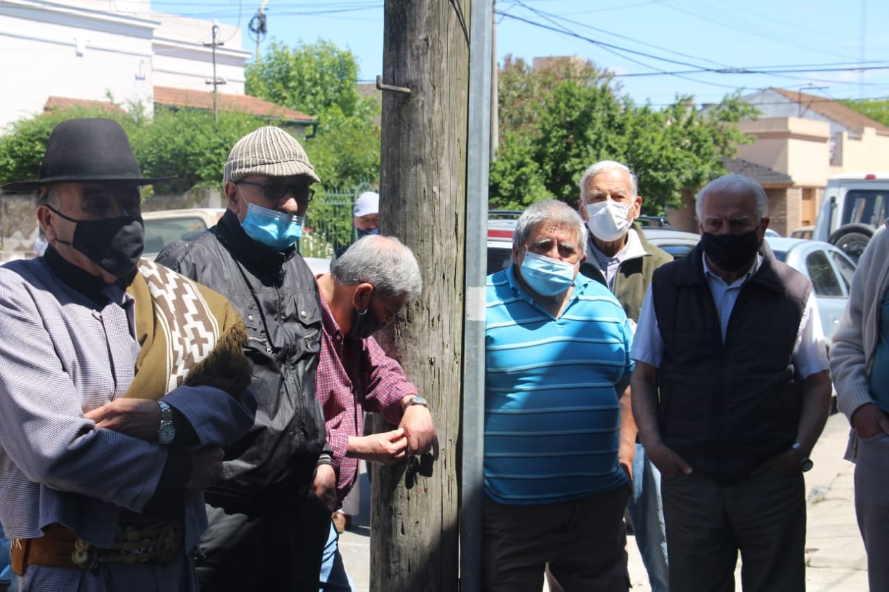 En el día de la tradición descubren placa en reconocimiento a Juan Ramón Santos.