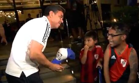 Pablo Ochoa y el técnico de River Plate, Marcelo Gallardo estuvieron mano a mano y el técnico de la Escuela Fournier le regaló una gorra del club.