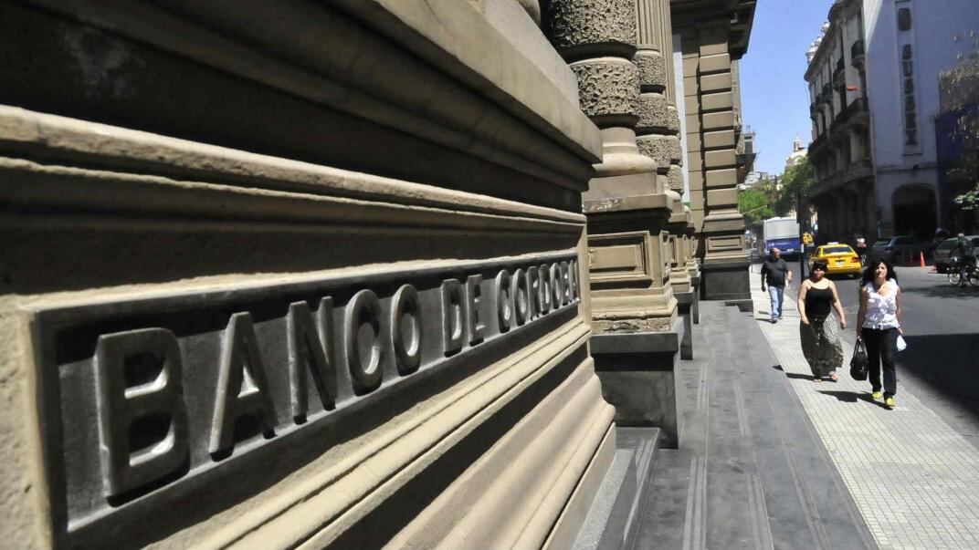 El Banco Central regula la tasa que los bancos deben pagar por los plazos fijos minoristas realizados por individuos, pero no hace lo mismo con los grandes depositantes ni con las empresas. (Foto: Matías Baglietto/REUTERS).
