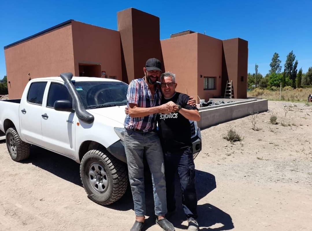 Pablo compartiendo un asado con la gente de Fierritos Solidarios antes de irse a reencontrar con su mamá.