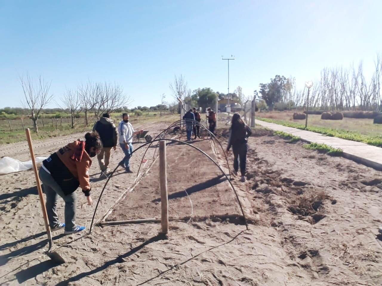 Los estudiantes de sexto año de la escuela técnico agropecuaria Martín Miguel de Güemes trabajan en el armado del microtunel. 