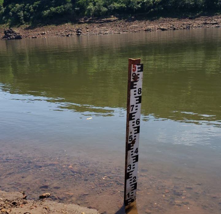 La bajante abrupta del río Iguazú fue causado por la falta de lluvias en los cauces.