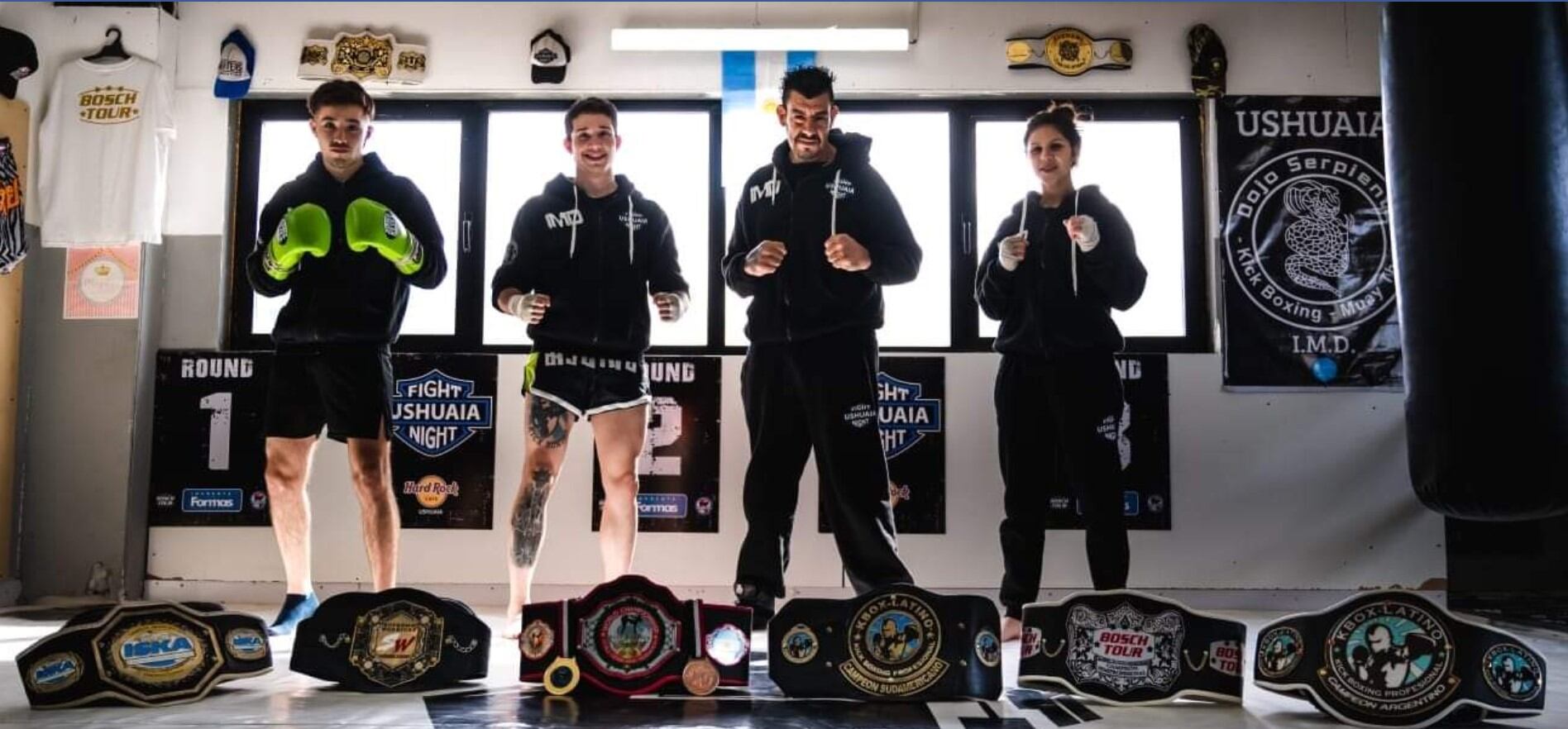 Campeones de la Escuela Municipal de Kickboxing. Augusto "El Polaco" Toncovich, Agustín Jara y Nair "La Pantera" Loreiro, junto a su entrenador Martín "El Chino" Vallejos.