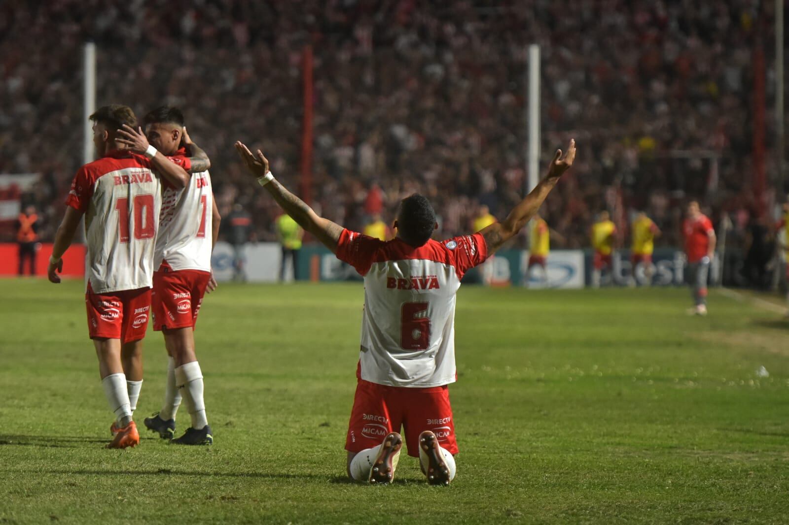 Apareció Alarcón y con un cabezazo metió el empate de Instituto ante Estudiantes de Caseros, en Alta Córdoba. (Facundo Luque / La Voz)