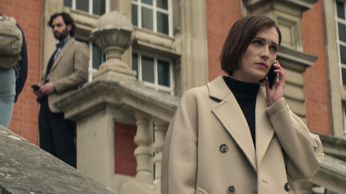 Quién es Charlotte Ritchie, la actriz que da vida a “Kate” en la cuarta temporada de You