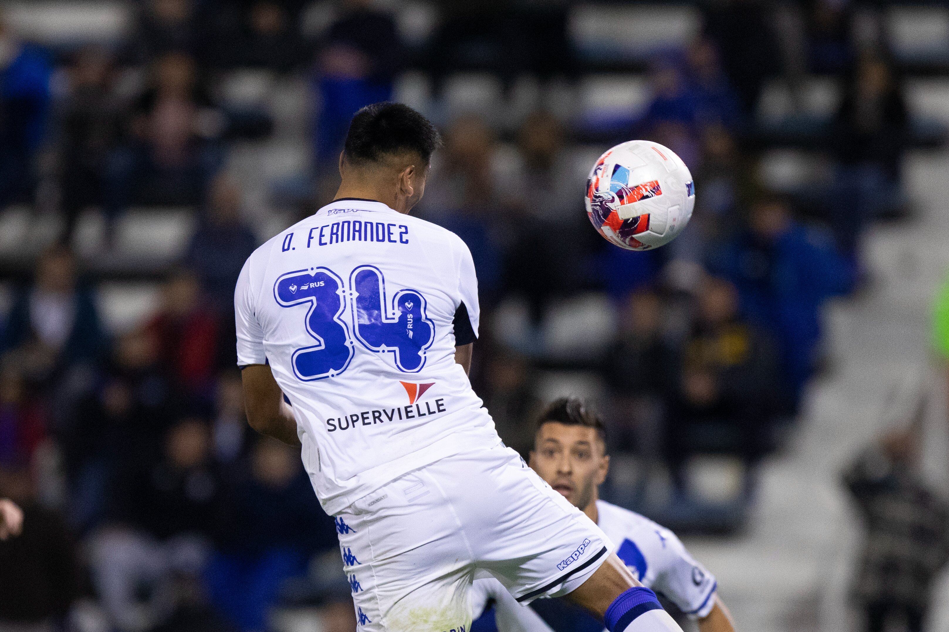 Damián Fernández marcó de cabeza el segundo gol de Vélez.