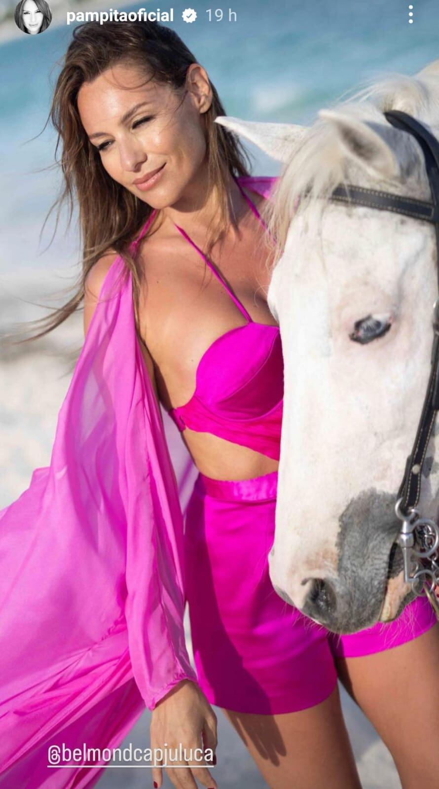 Paseo a caballo y un vestido ultra hot: Pampita realizó una exótica producción fotográfica