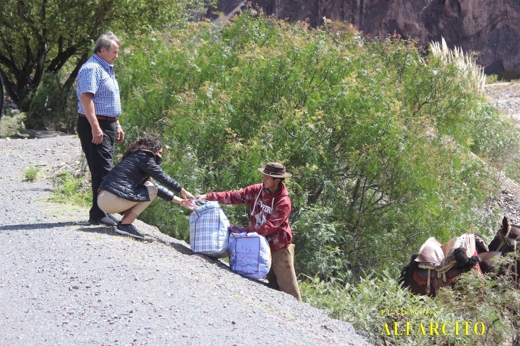 Los voluntarios de la Fundación Alfarcito colaboran con las familias que viven aisladas en la Quebrada del Toro.