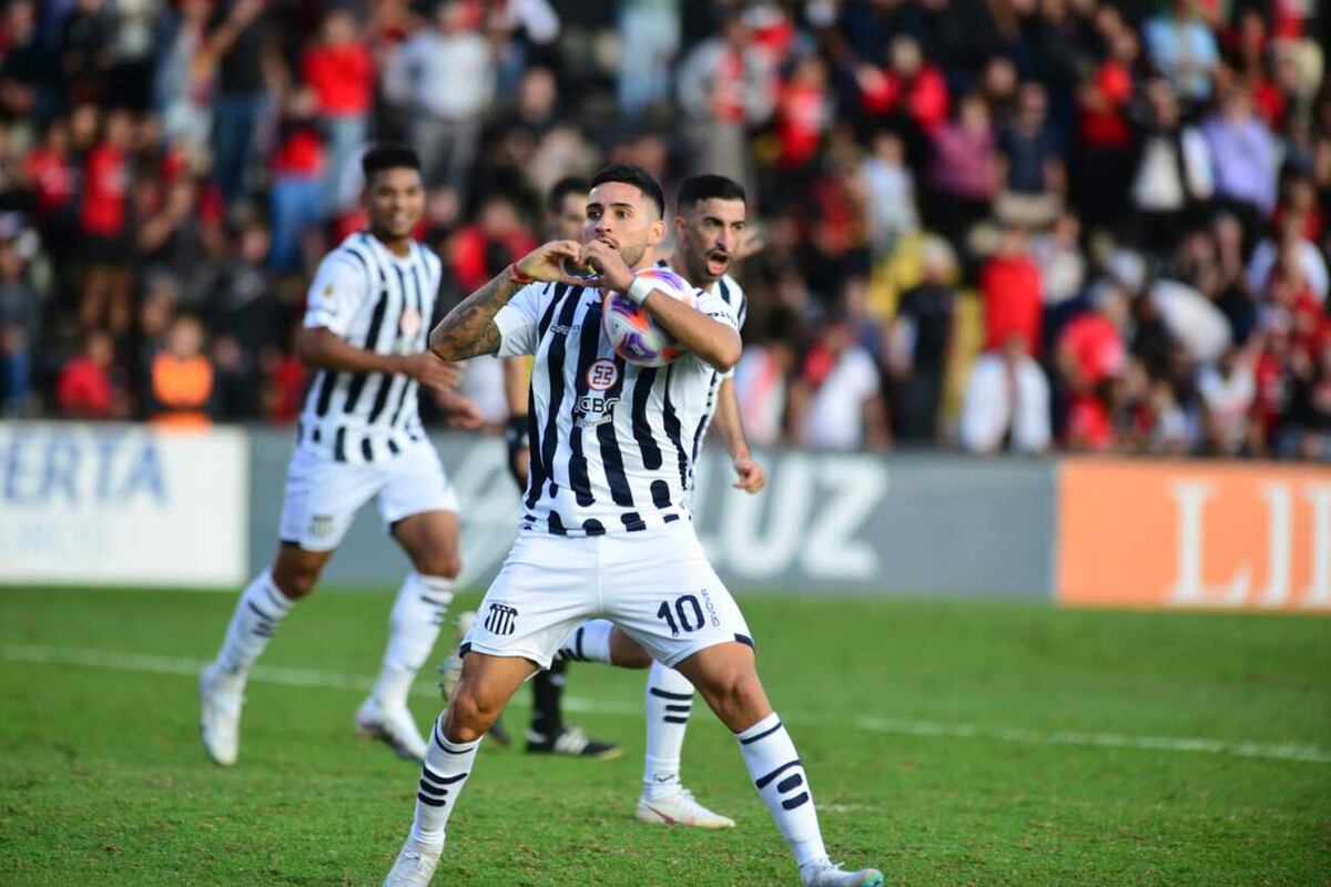 Nahuel Bustos concretó el empate de Talleres ante Colón, con un segundo gol con suspenso