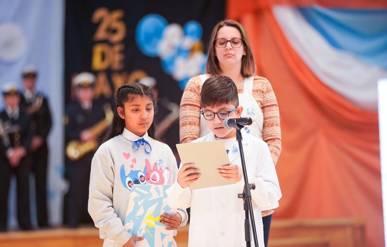 Alumnos de 4to y 6to grado, leyeron palabras alusivas a la fecha patria.