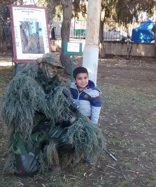 Desde pequeño, vivió momentos y creó vínculos con el Ejército Argentino. El RI Mec 25 participó en la Operación Rosario y en el desarrollo de la Guerra de Malvinas.