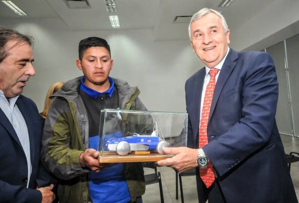 En el encuentro con el gobernador Morales se presentó una maqueta de uno de los autos eléctricos que representó años anteriores a Jujuy en el Desafío Eco YPF.